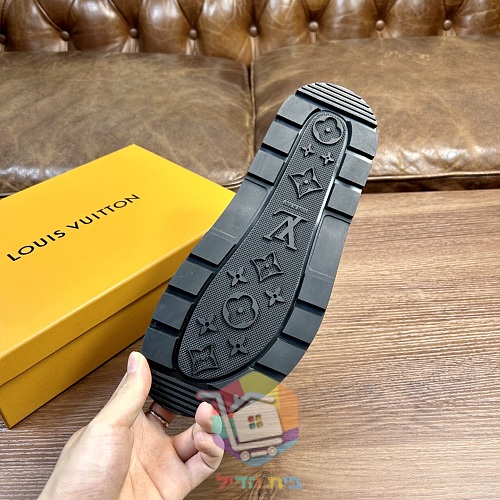 כפכפי Louis Vuitton Waterfront במונוגרם בשבעה גוונים 9