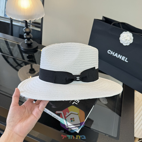 Strohhut Chanel in Weiß mit schwarzem Band 2