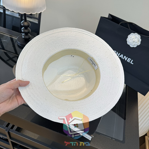 Strohhut Chanel in Weiß mit schwarzem Band 3