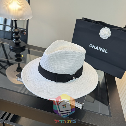 Strohhut Chanel in Weiß mit schwarzem Band