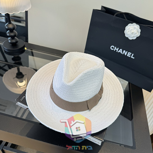 Strohhut Chanel in Weiß mit schwarzem Band 23