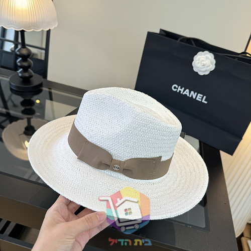 Strohhut Chanel in Weiß mit schwarzem Band 24
