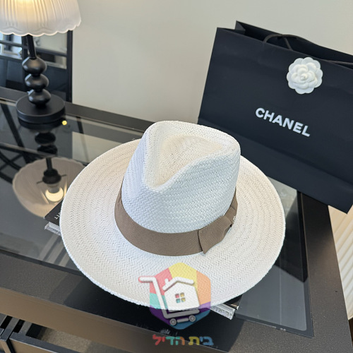 Strohhut Chanel in Weiß mit schwarzem Band 26